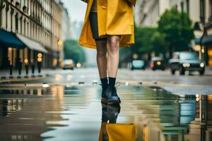 un' donna nel giallo impermeabile a piedi su un' pozzanghera. ai-generato foto