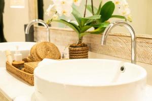 rubinetto dell'acqua in bagno foto