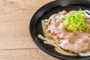udon ramen noodle con maiale - ramen shio - stile cibo giapponese foto