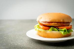 hamburger di pollo con salsa su piatto bianco