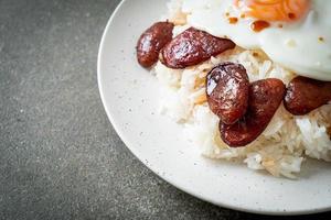 riso con uovo fritto e salsiccia cinese - cibo fatto in casa in stile asiatico foto