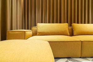 divano senape dorato vuoto nel soggiorno in