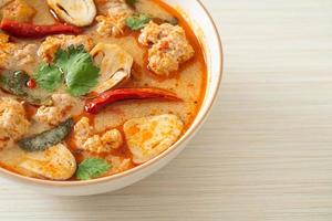 zuppa di maiale bollita piccante con funghi - tom yum - stile asiatico asian
