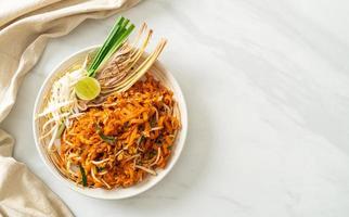 noodle saltati in padella con tofu e germogli o pad thai - stile asiatico foto