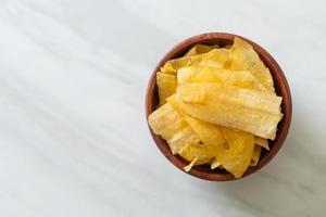 chips di banana - banana affettata fritta o al forno foto