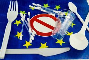 l'Europa vieta le cannucce e le stoviglie di plastica a causa delle microplastiche foto