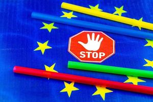 l'Europa vieta le cannucce e le stoviglie di plastica a causa delle microplastiche foto