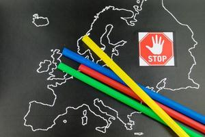 l'Europa vieta le cannucce e le stoviglie di plastica a causa delle microplastiche foto