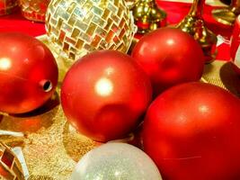 avvicinamento e Ritaglia rosso Natale palle per vendere e decorato nel shopping centro commerciale foto