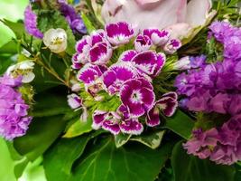 bouquet da sposa con fiori diversi foto