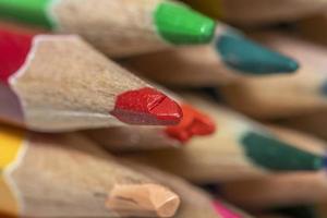 Immagine ravvicinata di matite rosse gialle e verdi