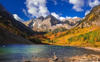 campane marroni sceniche vicino ad Aspen Colorado in autunno? foto