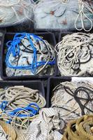 attrezzi utilizzati per la pesca industriale con rete e corda foto