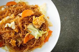 vermicelli saltati in padella con cavolo, carote e uova - stile vegano foto