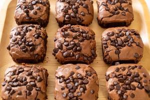 Brownies al cioccolato fondente con gocce di cioccolato sopra foto