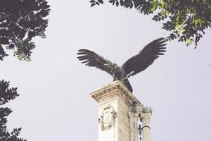 statua di uccello nel castello reale, budapest, ungheria foto