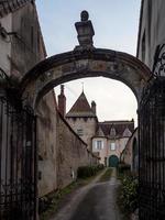 vecchio castello di una piccola cittadina della Borgogna, francia foto