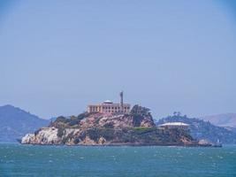 vista soleggiata dell'isola di alcatraz e della baia di san francisco foto