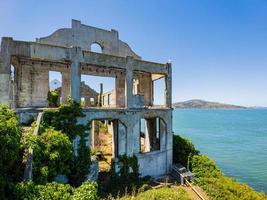 vista soleggiata di qualche edificio storico nell'isola di Alcatraz