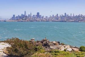 vista soleggiata dell'isola di alcatraz e dello skyline di san francisco foto