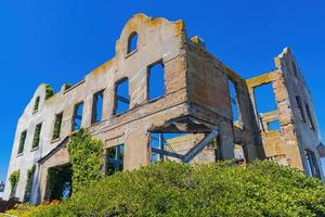 vista soleggiata di qualche edificio storico nell'isola di Alcatraz