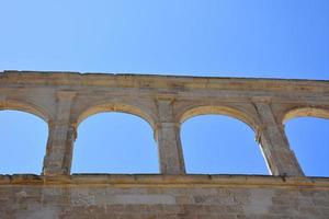 italia, lecce, città con architettura barocca e chiese e resti archeologici. foto