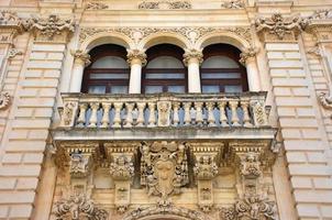 italia, lecce, città con architettura barocca e chiese e resti archeologici. antica finestra barocca foto