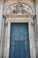 italia, lecce, città con architettura barocca e chiese e resti archeologici. foto