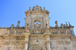 italia, lecce, città con architettura barocca e chiese e resti archeologici. foto