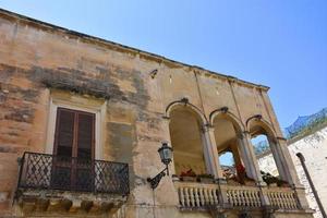 italia, lecce, città con architettura barocca e chiese e resti archeologici. foto