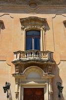 italia, lecce, città con architettura barocca e chiese e resti archeologici. antica finestra barocca foto