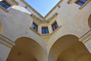 italia, lecce, città con architettura barocca e chiese e resti archeologici. foto