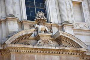 italia, lecce, città con architettura barocca e chiese e resti archeologici. foto