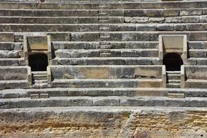 italia, lecce, città con architettura barocca e chiese e resti archeologici. foto