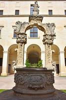 italia, lecce, città con architettura barocca e chiese e resti archeologici. foto