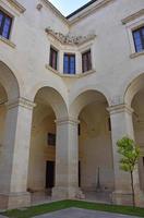 italia, lecce, città con architettura barocca e chiese e resti archeologici. foto