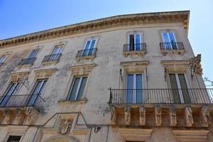 italia, lecce, città con architettura barocca e chiese e resti archeologici. foto