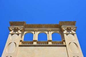 italia, lecce, città con architettura barocca e chiese e resti archeologici. foto