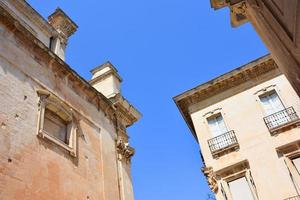 italia, lecce, città con architettura barocca e chiese e resti archeologici. foto