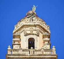 italia, lecce, città con architettura barocca e chiese e resti archeologici. foto