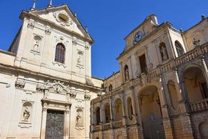 italia, lecce, città con architettura barocca e chiese e resti archeologici. foto