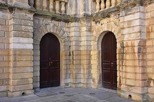 italia, lecce, città con architettura barocca e chiese e resti archeologici. foto