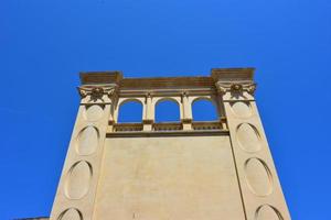 italia, lecce, città con architettura barocca e chiese e resti archeologici. foto