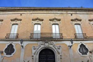 italia, lecce, città con architettura barocca e chiese e resti archeologici. foto