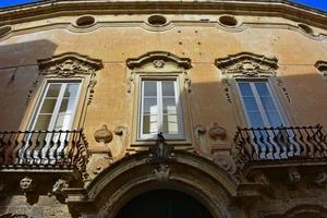 italia, lecce, città con architettura barocca e chiese e resti archeologici. foto