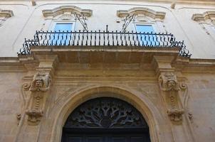 italia, lecce, città con architettura barocca e chiese e resti archeologici. foto