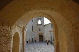 italia, lecce, città con architettura barocca e chiese e resti archeologici. foto