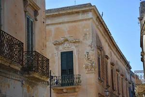 italia, lecce, città con architettura barocca e chiese e resti archeologici. foto