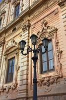 italia, lecce, città con architettura barocca e chiese e resti archeologici. foto