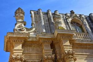 italia, lecce, città con architettura barocca e chiese e resti archeologici. foto